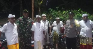 Guna Berlangsung Aman dan Lancar, Babinsa Koramil 1611-05/Abiansemal Pantau Kegiatan Melaspas dan Pasupati