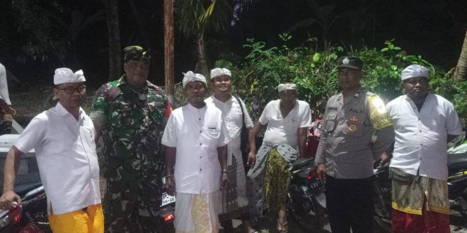 Guna Berlangsung Aman dan Lancar, Babinsa Koramil 1611-05/Abiansemal Pantau Kegiatan Melaspas dan Pasupati