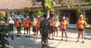 Tanamkan Cinta Tanah Air Babinsa Sanur Dampingi Siswa Siswi SD 1 Sanur