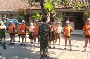 Tanamkan Cinta Tanah Air Babinsa Sanur Dampingi Siswa Siswi SD 1 Sanur