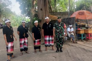 Pastikan Berjalan Aman dan Lancar Babinsa Kuta Atensi Upacara Keagamaan