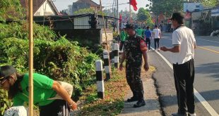 Jumat Bersih, Bersama Masyarakat Babinsa Desa Sembung Wujudkan Lingkungan asri