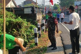 Jumat Bersih, Bersama Masyarakat Babinsa Desa Sembung Wujudkan Lingkungan asri