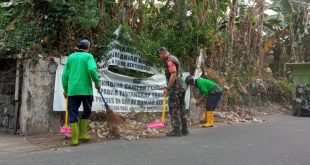 Wujudkan Lingkungan Bersih, Babinsa Bersama Warganya Lakukan Gotong Royong