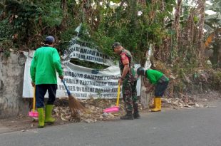 Wujudkan Lingkungan Bersih, Babinsa Bersama Warganya Lakukan Gotong Royong