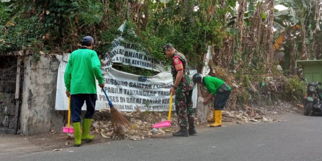 Wujudkan Lingkungan Bersih, Babinsa Bersama Warganya Lakukan Gotong Royong