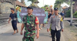 Pastikan Aman dan Lancar Babinsa Cemagi Pantau Upacara Ngaben