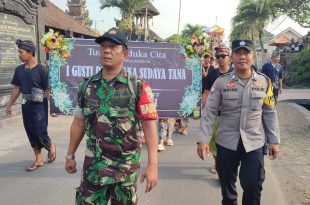 Pastikan Aman dan Lancar Babinsa Cemagi Pantau Upacara Ngaben