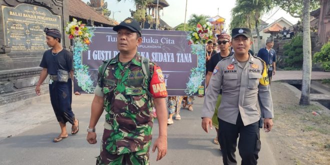Pastikan Aman dan Lancar Babinsa Cemagi Pantau Upacara Ngaben