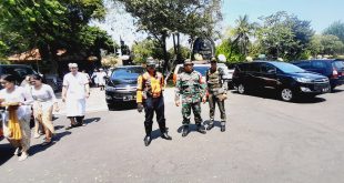 Pastikan Berlangsung Aman dan Lancar, Babinsa Pemogan Pantau Kegiatan Persembahyangan Bersama