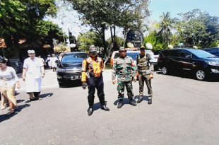 Pastikan Berlangsung Aman dan Lancar, Babinsa Pemogan Pantau Kegiatan Persembahyangan Bersama