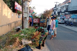 Kekompakan Babinsa Bersama Masyarakat melaksanakan Gotong Royong