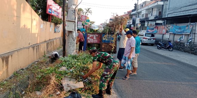 Kekompakan Babinsa Bersama Masyarakat melaksanakan Gotong Royong
