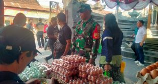 Babinsa Kelurahan Padangsambian Kelod Atensi Bazzar/Pasar Murah Diwilayah Binaan