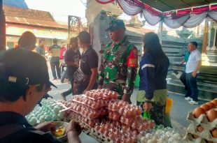 Babinsa Kelurahan Padangsambian Kelod Atensi Bazzar/Pasar Murah Diwilayah Binaan