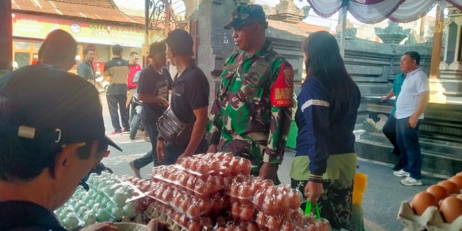 Babinsa Kelurahan Padangsambian Kelod Atensi Bazzar/Pasar Murah Diwilayah Binaan