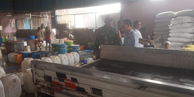 Peduli Lingkungan Babinsa Koramil 1611-05/Abiansemal Dampingi Sidak Limbah dan Usaha