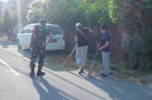 Jumat Bersih, Bersama Masyarakat Babinsa Renon Wujudkan Lingkungan asri