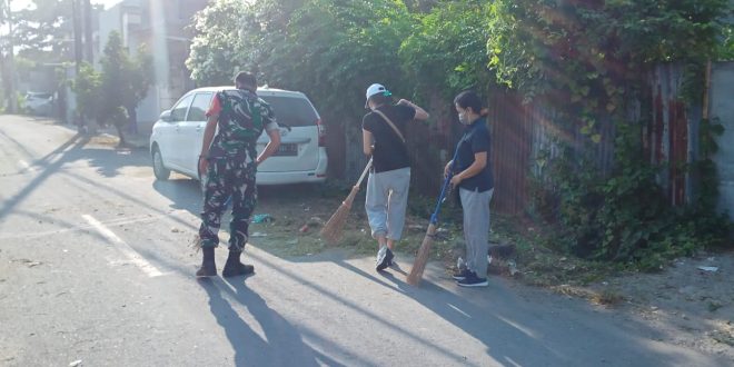 Jumat Bersih, Bersama Masyarakat Babinsa Renon Wujudkan Lingkungan asri