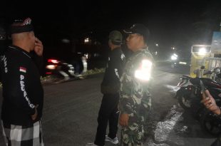 Yakinkan Wilayah Binaan Tetap Kondusif, Babinsa Desa Pemogan Laksanakan Sambang Warga Patroli Malam