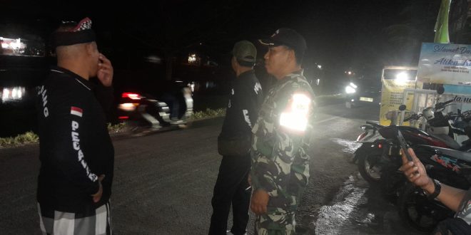 Yakinkan Wilayah Binaan Tetap Kondusif, Babinsa Desa Pemogan Laksanakan Sambang Warga Patroli Malam