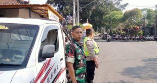 Pastikan Aman dan Lancar Babinsa Desa Dauh Yeh Cani Pantau Upacara Ngaben