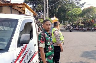 Pastikan Aman dan Lancar Babinsa Desa Dauh Yeh Cani Pantau Upacara Ngaben