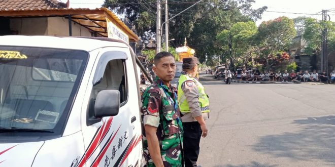 Pastikan Aman dan Lancar Babinsa Desa Dauh Yeh Cani Pantau Upacara Ngaben