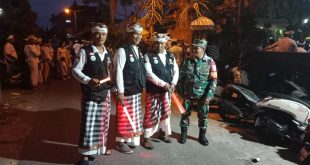 Pastikan Lancar Dan Aman Babinsa Denbar Atensi Upacara Piodalan Pura Penataran Sari
