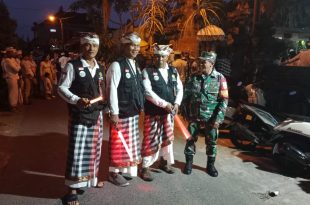 Pastikan Lancar Dan Aman Babinsa Denbar Atensi Upacara Piodalan Pura Penataran Sari