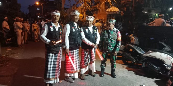 Pastikan Lancar Dan Aman Babinsa Denbar Atensi Upacara Piodalan Pura Penataran Sari