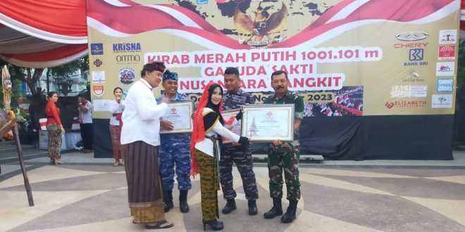 Babinsa Atensi Kirab Merah Putih Ke 18 Tahun 2023 Dengan Mengusung Bendera Sepanjang 1001 Meter