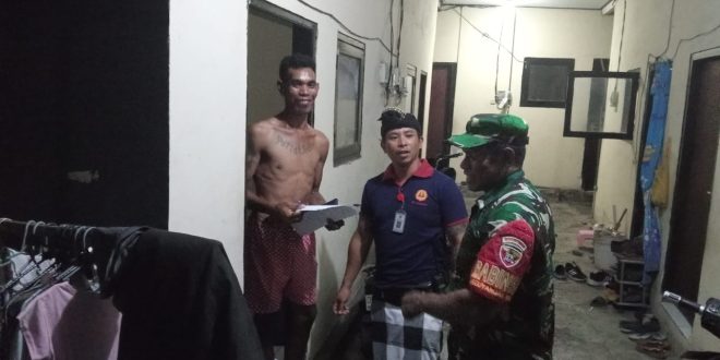 Galakkan Penertipan, Peran Serta Babinsa Desa Padangsambian Dampingi Sidak Pendatang