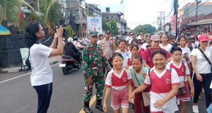 Babinsa Pemecutan Atensi Gerak Jalan Santai Dalam Rangka HUT Stt Eka Dharma Suwitra Ke 71