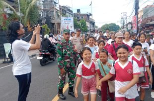 Babinsa Pemecutan Atensi Gerak Jalan Santai Dalam Rangka HUT Stt Eka Dharma Suwitra Ke 71