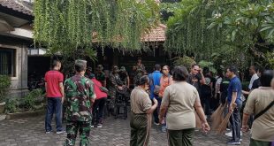 Jaga Kebersihan Lingkungan, Babinsa Dauh Puri ikut Serta Dalam Karya Bhakti Kumdam IX/Udy Bersama Perangkat Desa