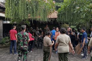 Jaga Kebersihan Lingkungan, Babinsa Dauh Puri ikut Serta Dalam Karya Bhakti Kumdam IX/Udy Bersama Perangkat Desa