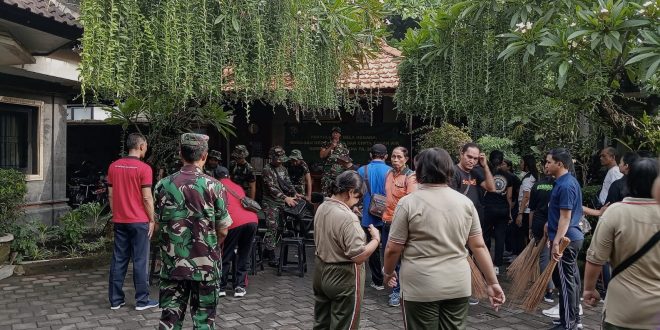 Jaga Kebersihan Lingkungan, Babinsa Dauh Puri ikut Serta Dalam Karya Bhakti Kumdam IX/Udy Bersama Perangkat Desa