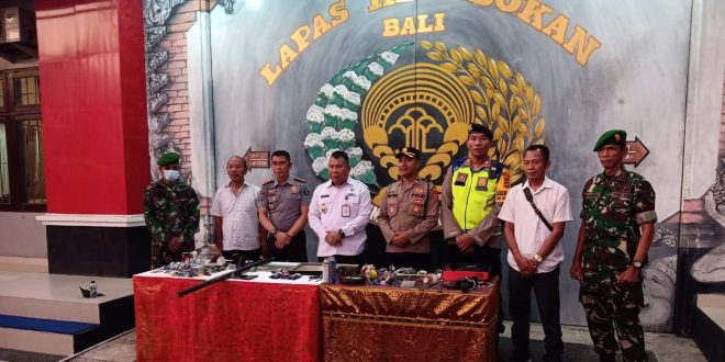 Paur Ops Intel Kodim 1611/Badung Ikut Serta Dalam Penggledahan dan Pemeriksaan Urin Warga Binaan Lapas