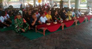 Wujudkan Lingkungan Bersih Asri, Babinsa 1611-04/Mengwi Bersama Warganya Lakukan Gotong Royong