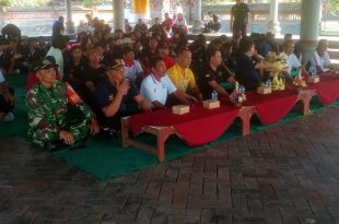 Wujudkan Lingkungan Bersih Asri, Babinsa 1611-04/Mengwi Bersama Warganya Lakukan Gotong Royong