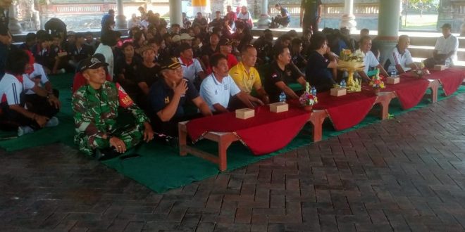 Wujudkan Lingkungan Bersih Asri, Babinsa 1611-04/Mengwi Bersama Warganya Lakukan Gotong Royong