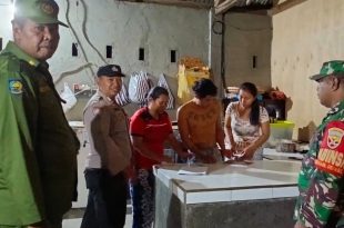 Tertibkan Pendataan Administrasi Kependudukan, Babinsa Desa Selat Dampingi Sidak