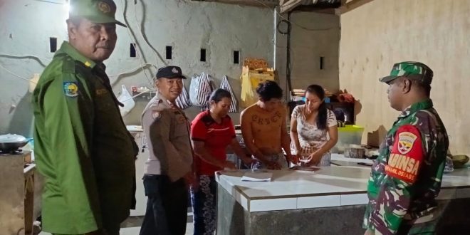 Tertibkan Pendataan Administrasi Kependudukan, Babinsa Desa Selat Dampingi Sidak