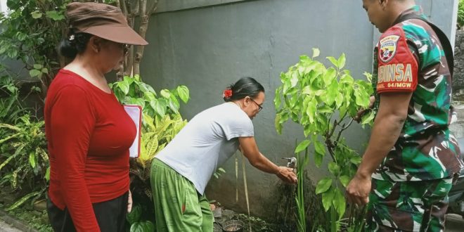 Memberikan Sosialisasi Edukasi Pemilahan Sampah Babinsa Mengwi Mengajak Warga Hidup Bersih