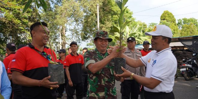 Tingkatkan Kelestarian Lingkungan, Babinsa Petang Turut Serta Penanaman Pohon Serentak