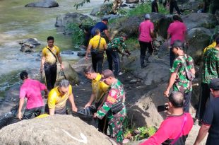 TNI-Polri Bersama Warga Sibanggede Turut Serta Dalam Membersihkan Aliran Sungai Ayung