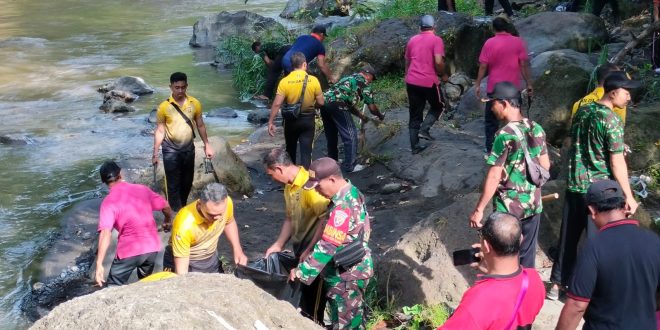 TNI-Polri Bersama Warga Sibanggede Turut Serta Dalam Membersihkan Aliran Sungai Ayung