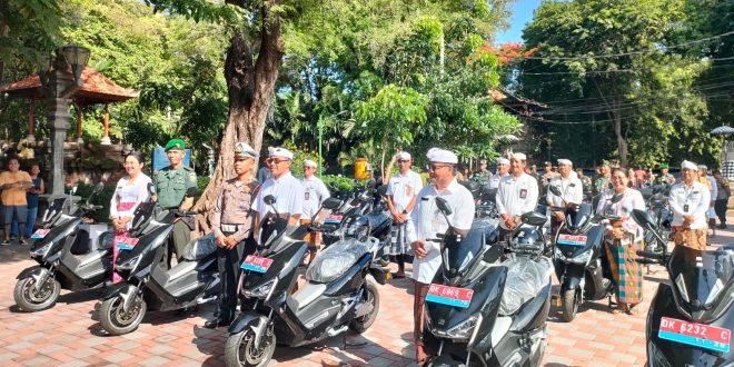 Babinsa Dangin Puri Atensi Penyerahan Sepeda Motor Listrik