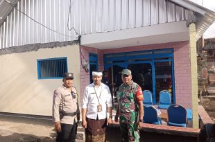 Babinsa Pemecutan Pantau Penyerahan Kunci Rumah Tidak Layak Huni